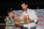 John Abraham launches special issue of People magazine in F Bar, Mumbai on 28th Nov 2012 (12).JPG